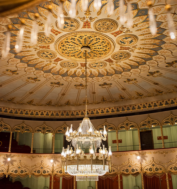 Soffitto decorato con lampadario del Teatro Goldoni di Venezia